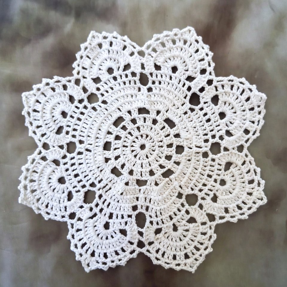 Elegant crochet cotton doily – free crochet doily patterns size 10 thread.