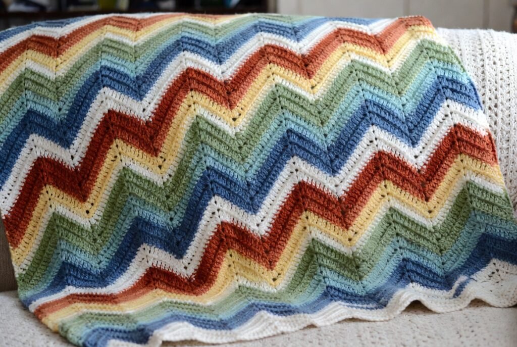 chevron moss stitch crochet blanket with ripple zigzag pattern